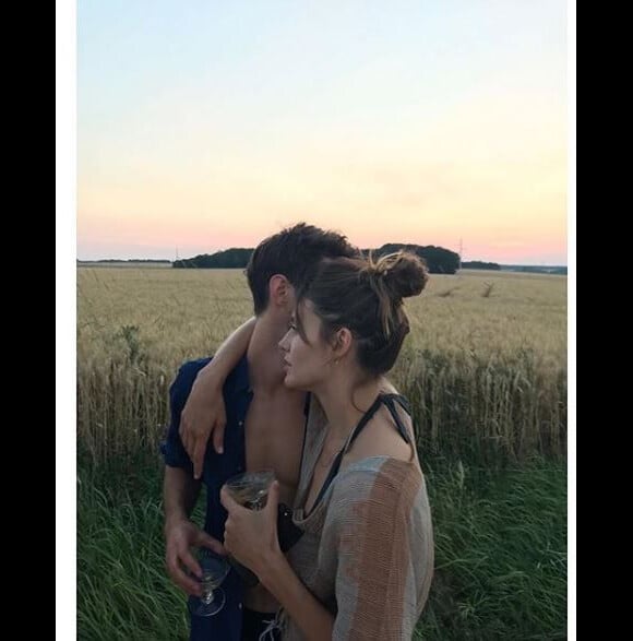 Pierre Niney et Natasha Andrews amoureux le 2 juillet 2018.