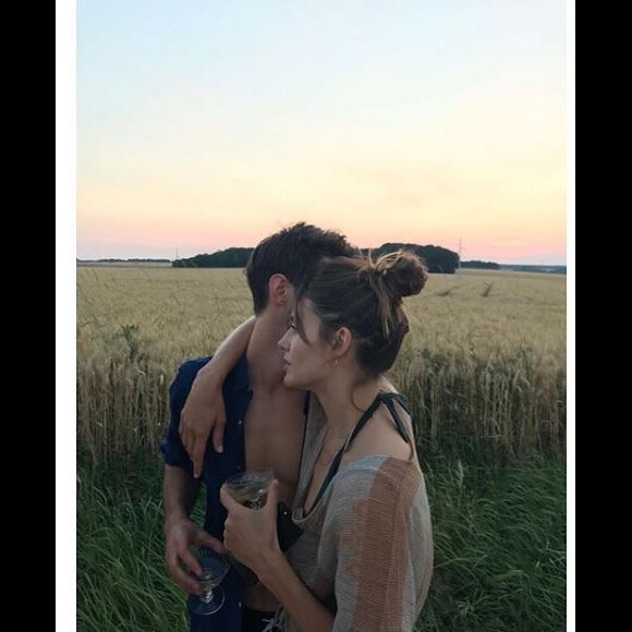Pierre Niney et Natasha Andrews amoureux le 2 juillet 2018.