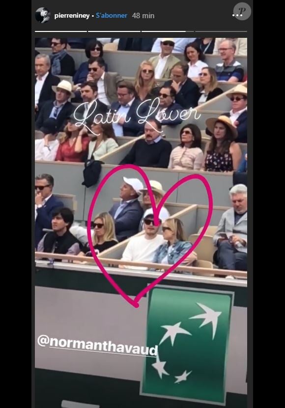 Pierre Niney filme son ami Norman Thavaud avec sa chérie Martha à Roland-Garros le 9 juin 2019.