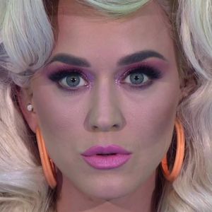 Pour la finale de l'émission "American Idol", Katy Perry et D.Yankee ont interprété pour la première fois en live le hit "Con Calma" à Los Angeles. Comme à son habitude, la fiancée d'O. Bloom a proposé un look coloré et original. Elle est ainsi apparue sur scène coiffée d'une énorme perruque blonde de plusieurs mètres, avant de rejoindre son acolyte du jour. Le duo a ainsi proposé une performance très rythmée qui a ravi le public présent pour l'émission mais aussi les téléspectateurs. Le 19 mai 2019.