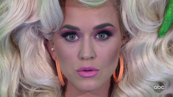 Pour la finale de l'émission "American Idol", Katy Perry et D.Yankee ont interprété pour la première fois en live le hit "Con Calma" à Los Angeles. Comme à son habitude, la fiancée d'O. Bloom a proposé un look coloré et original. Elle est ainsi apparue sur scène coiffée d'une énorme perruque blonde de plusieurs mètres, avant de rejoindre son acolyte du jour. Le duo a ainsi proposé une performance très rythmée qui a ravi le public présent pour l'émission mais aussi les téléspectateurs. Le 19 mai 2019.