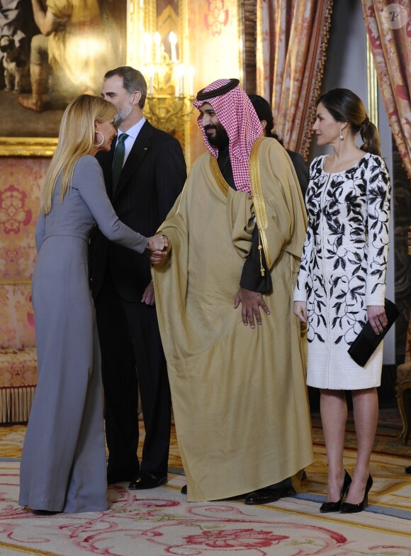 Le roi Felipe VI et la reine Letizia d'Espagne lors d'un dîner avec le prince d'Arabie Saoudite, Mohammed ben Salmane Al Saoud, au palais de Zarzuela à Madrid, le 12 avril 2018.