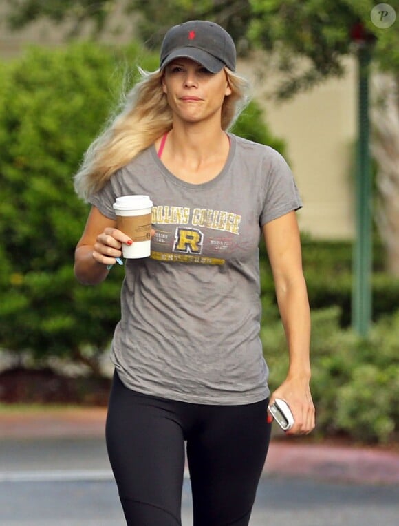 Exclusif - Elin Nordegren, l'ex femme de Tiger Woods, boit un cafe dans les rues de Jupiter, le 20 aout 2013.