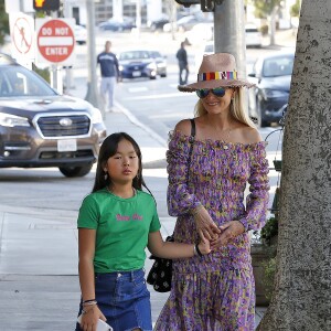 Laeticia Hallyday et sa fille Joy - Laeticia Hallyday et ses filles Jade et Joy arrivent au restaurant Gladstones pour déjeuner à Los Angeles, le 30 mars 2019.