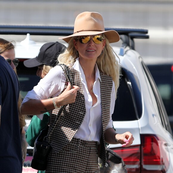 Semi Exclusif - Laeticia Hallyday est allée déjeuner au restaurant français "Ladurée Beverly Hills" en compagnie de sa mère Françoise Thibault et une amie Elodie Piège à Los Angeles le 15 mars 2019.