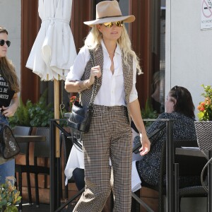 Semi Exclusif - Laeticia Hallyday est allée déjeuner au restaurant français "Ladurée Beverly Hills" en compagnie de sa mère Françoise Thibault et une amie Elodie Piège à Los Angeles le 15 mars 2019.