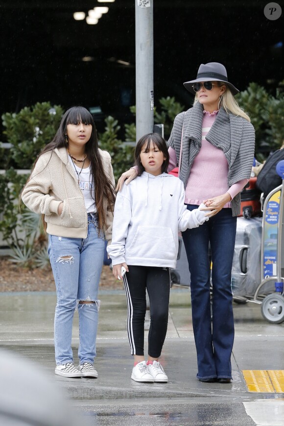 Semi-exclusif - Laeticia Hallyday est allée accueillir sa maman Françoise Thibault avec ses filles Jade et Joy à l'aéroport de Los Angeles le 3 février 2019. Sur le chemin du retour, Laeticia s'est arrêtée au volant de sa Bentley chez "In-N-Out Burger" pour commander des burgers à emporter.