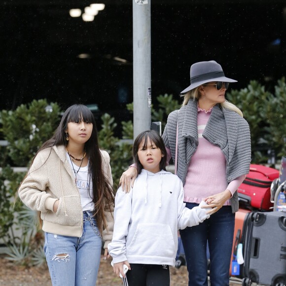 Semi-exclusif - Laeticia Hallyday est allée accueillir sa maman Françoise Thibault avec ses filles Jade et Joy à l'aéroport de Los Angeles le 3 février 2019. Sur le chemin du retour, Laeticia s'est arrêtée au volant de sa Bentley chez "In-N-Out Burger" pour commander des burgers à emporter.