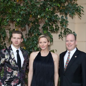 Oliver Stark avec la princesse Charlene et le prince Albert II de Monaco lors du cocktail du 59e Festival de Télévision de Monte-Carlo au palais princier à Monaco le 16 juin 2019. © Olivier Huitel/Pool Organisation FTV/Bestimage