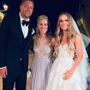 La joueuse de tennis Angelique Kerber pose avec Caroline Wozniacki et David Lee lors de leur mariage célébré en Toscane le 15 juin 2019.