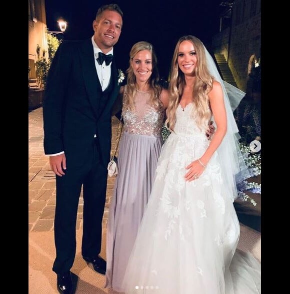 La joueuse de tennis Angelique Kerber pose avec Caroline Wozniacki et David Lee lors de leur mariage célébré en Toscane le 15 juin 2019.