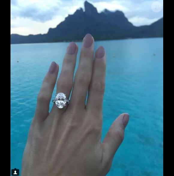 Caroline Wozniacki révèle être fiancée à David Lee en dévoilant sa bague de fiançailles sur Instagram le 3 novembre 2017.