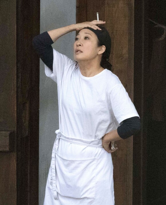Exclusif - Sandra Oh a été aperçue sur le tournage de la série ‘Killing Eve' à Londres. L'actrice joue le rôle d'Eve Polastri, détective. Le 13 août 2019.  Exclusive - Germany call for price - Canadian-American actress Sandra Oh is seen in costume on set of hit show "Killing Eve" where she plays detective Eve Polastri in the show as Sandra looks pensive and fed up as she smokes a cigarette on August 13, 2019.15/08/2019 - Londres