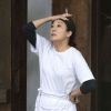 Exclusif - Sandra Oh a été aperçue sur le tournage de la série ‘Killing Eve' à Londres. L'actrice joue le rôle d'Eve Polastri, détective. Le 13 août 2019.  Exclusive - Germany call for price - Canadian-American actress Sandra Oh is seen in costume on set of hit show "Killing Eve" where she plays detective Eve Polastri in the show as Sandra looks pensive and fed up as she smokes a cigarette on August 13, 2019.15/08/2019 - Londres
