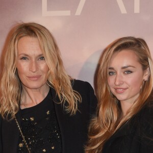 Estelle Lefébure avec sa fille Emma Smet à l'avant-première du film "Holy Lands" au cinéma UGC Normandie à Paris, France, le 4 décembre 2018. © Coadic Guirec/Bestimage