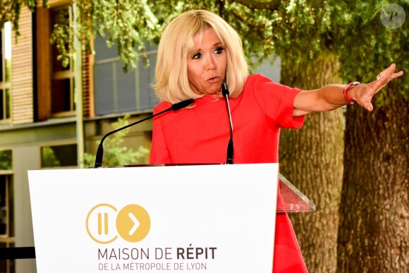 Brigitte Macron lors de l'inauguration de la maison de répit à Tassin-la-Demi-Lune dans la Métropole de Lyon le 18 juin 2019. © Romain Doucelin / Bestimage