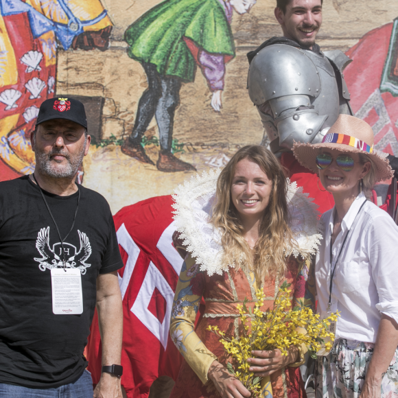 Laeticia Hallyday et son ami Jean Reno en visite en famille au Puy du Fou, le 28 juin 2019.