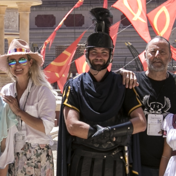 Laeticia Hallyday et son ami Jean Reno en visite en famille au Puy du Fou, le 28 juin 2019.