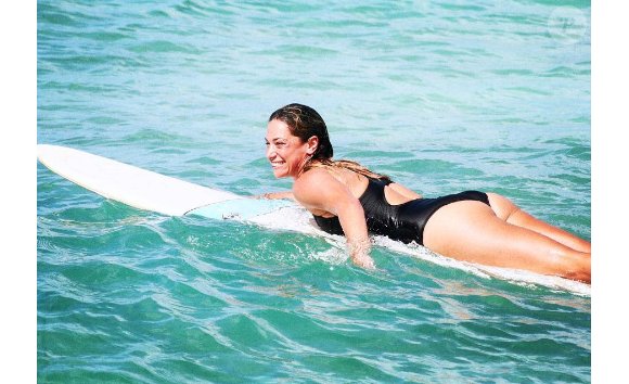 Clio Pajczer fait du surf en Guadeloupe. De belles photos d'elle qui ont malheureusement aussi soulevé des critiques. Janvier 2017.