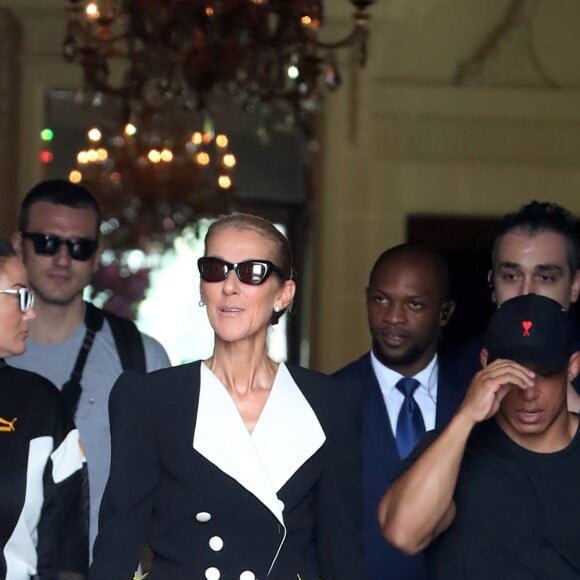 Céline Dion quitte l'hôtel Crillon, vêtue d'une veste et d'une jupe Ronald Van Der Kemp et chaussée en Jimmy Choo. Paris, le 30 juin 2019.