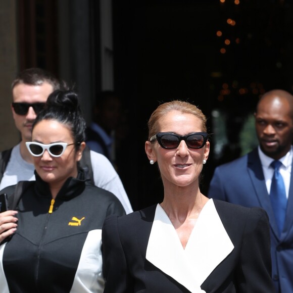 Céline Dion quitte l'hôtel Crillon, vêtue d'une veste et d'une jupe Ronald Van Der Kemp et chaussée en Jimmy Choo. Paris, le 30 juin 2019.