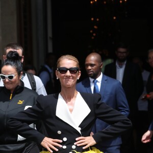 Céline Dion quitte l'hôtel Crillon, vêtue d'une veste et d'une jupe Ronald Van Der Kemp et chaussée en Jimmy Choo. Paris, le 30 juin 2019.