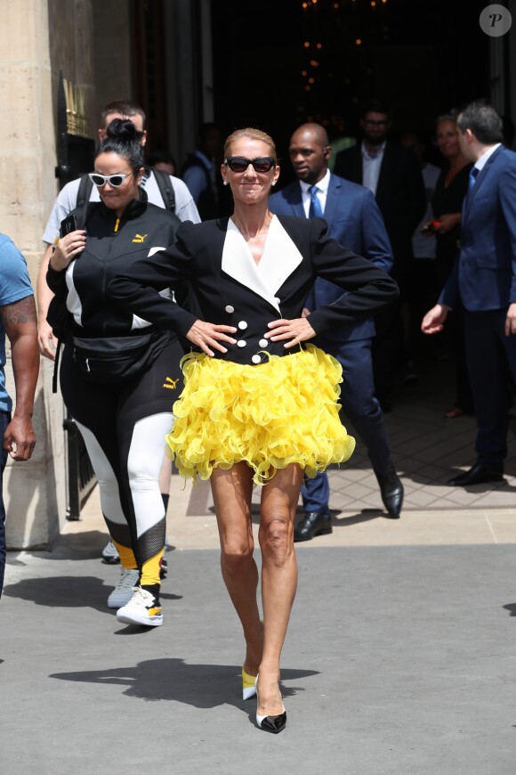 Céline Dion quitte l'hôtel Crillon, vêtue d'une veste et d'une jupe Ronald Van Der Kemp et chaussée en Jimmy Choo. Paris, le 30 juin 2019.