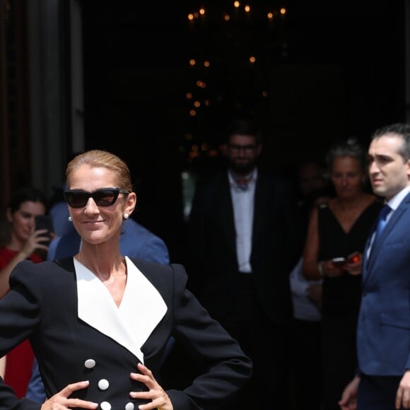 Céline Dion quitte l'hôtel Crillon, vêtue d'une veste et d'une jupe Ronald Van Der Kemp et chaussée en Jimmy Choo. Paris, le 30 juin 2019.