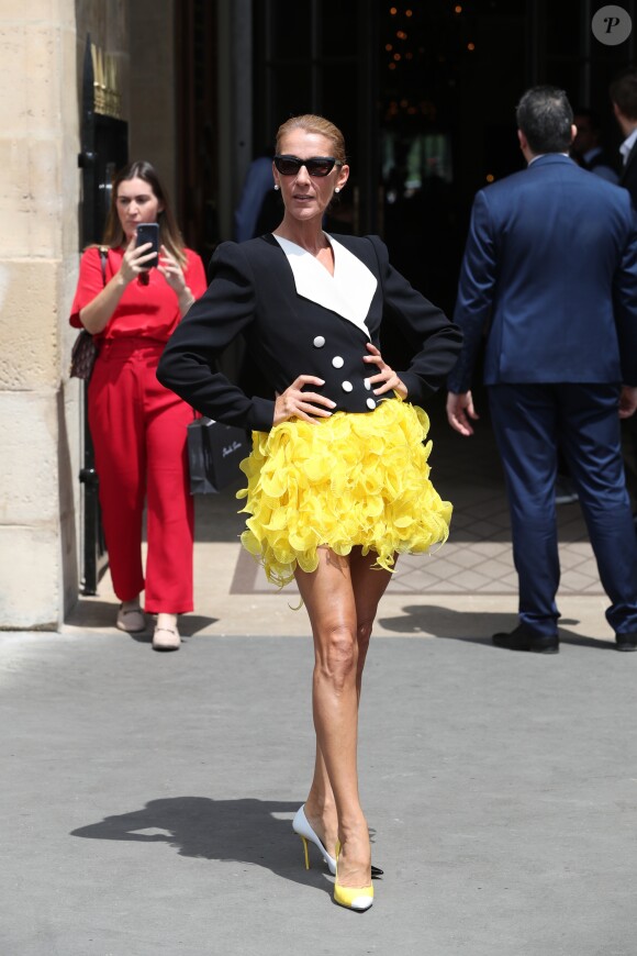 Céline Dion quitte l'hôtel Crillon, vêtue d'une veste et d'une jupe Ronald Van Der Kemp et chaussée en Jimmy Choo. Paris, le 30 juin 2019.