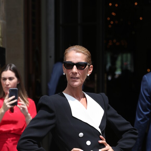 Céline Dion quitte l'hôtel Crillon, vêtue d'une veste et d'une jupe Ronald Van Der Kemp et chaussée en Jimmy Choo. Paris, le 30 juin 2019.