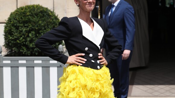 Céline Dion : Sensationnelle en minijupe en plumes !