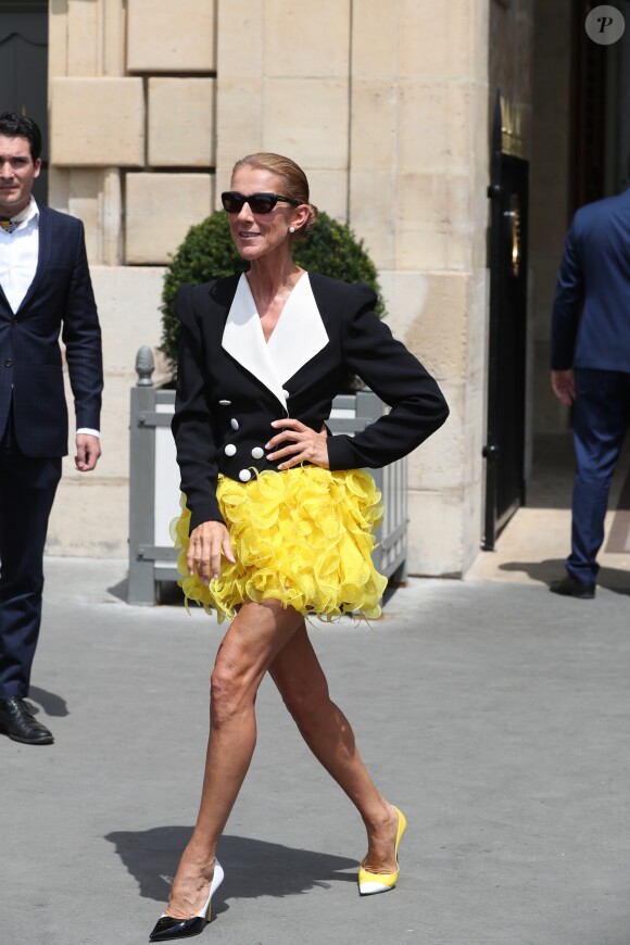 Céline Dion quitte l'hôtel Crillon, vêtue d'une veste et d'une jupe Ronald Van Der Kemp et chaussée en Jimmy Choo. Paris, le 30 juin 2019.