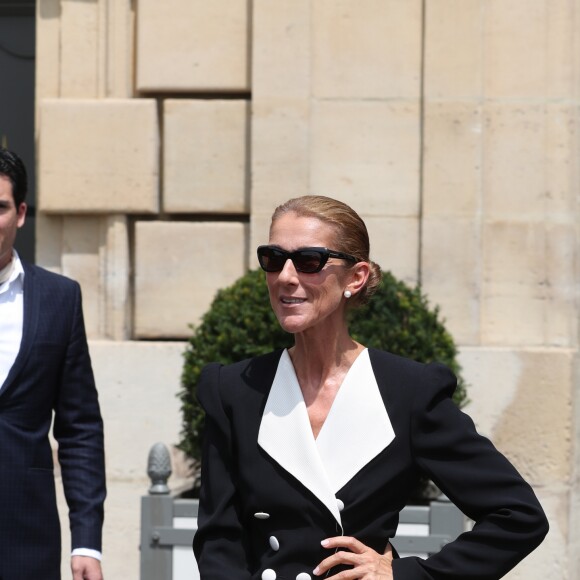 Céline Dion quitte l'hôtel Crillon, vêtue d'une veste et d'une jupe Ronald Van Der Kemp et chaussée en Jimmy Choo. Paris, le 30 juin 2019.