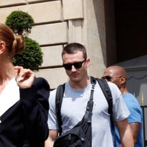 Céline Dion quitte l'hôtel Crillon, vêtue d'une veste et d'une jupe Ronald Van Der Kemp et chaussée en Jimmy Choo. Paris, le 30 juin 2019.