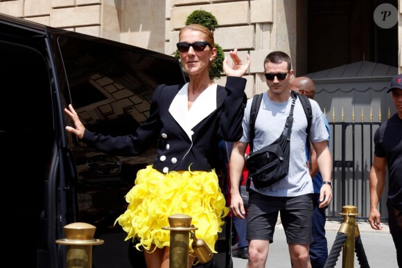 Céline Dion quitte l'hôtel Crillon, vêtue d'une veste et d'une jupe Ronald Van Der Kemp et chaussée en Jimmy Choo. Paris, le 30 juin 2019.