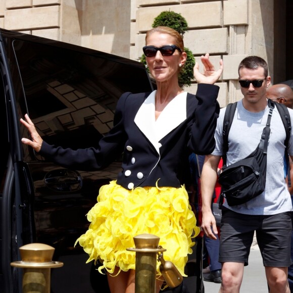 Céline Dion quitte l'hôtel Crillon, vêtue d'une veste et d'une jupe Ronald Van Der Kemp et chaussée en Jimmy Choo. Paris, le 30 juin 2019.