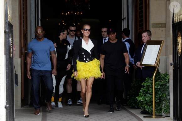 Céline Dion quitte l'hôtel Crillon, vêtue d'une veste et d'une jupe Ronald Van Der Kemp et chaussée en Jimmy Choo. Paris, le 30 juin 2019.