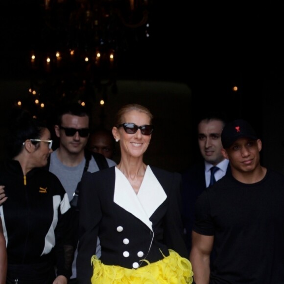 Céline Dion quitte l'hôtel Crillon, vêtue d'une veste et d'une jupe Ronald Van Der Kemp et chaussée en Jimmy Choo. Paris, le 30 juin 2019.