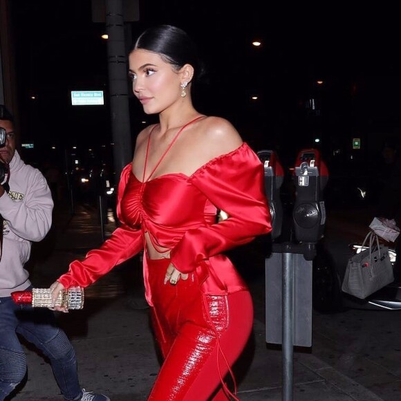 Exclusif - Kylie Jenner, avec un sac à main en forme de rouge à lèvres, arrive au restaurant "Catch" à Los Angeles, le 9 mai 2019.