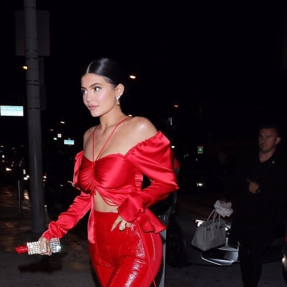 Exclusif - Kylie Jenner, avec un sac à main en forme de rouge à lèvres, arrive au restaurant "Catch" à Los Angeles, le 9 mai 2019.