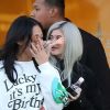Exclusif - Kylie Jenner et son amie Jordyn Woods s'amusent avec les photographes en se cachant le visage avec des petites mains en plastique à la sortie d'un restaurant à Calabasas, le 1er décembre 2018