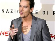 Jonathan Rhys-Meyers : Complètement ivre... il s'est fait arrêter à Roissy ! il sera jugé pour violences, menaces de mort et coups !