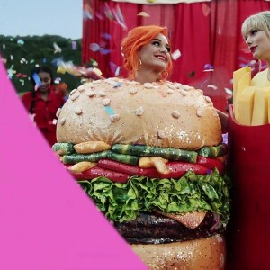 Taylor Swift et Katy Perry se rabibochent et tournent ensemble dans le nouveau clip de Taylor Swift "You Need to Calm Down". Los Angeles, le 17 juin 2019.