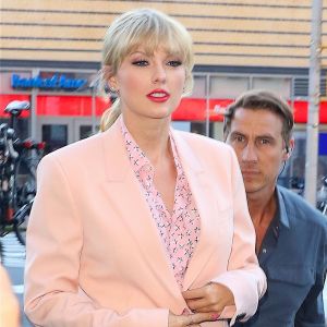 Taylor Swift quitte son appartement aux côtés de son père Scott Kingsley Swift à New York. Le duo se rend au restaurant pour un dîner père/fille, le 14 juin 2019.