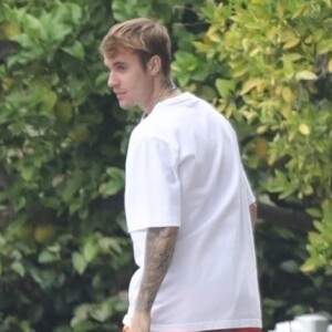 Exclusif - Justin Bieber et un ami jouent avec une balle sur un parking de Los Angeles, le 26 juin 2019.