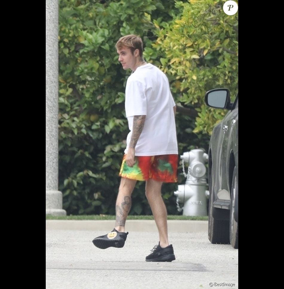 Exclusif - Justin Bieber et un ami jouent avec une balle sur un parking de Los Angeles, le 26 juin 2019.