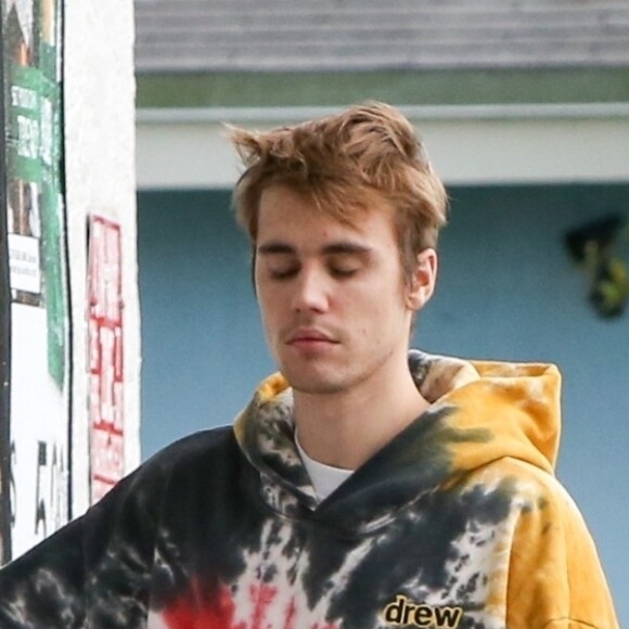 Justin Bieber donne de l'argent à un sans-abri (40 dollars) puis fait une petite prière avant de monter dans son jet privé avec son garde du corps à Miami, le 17 juin 2019.