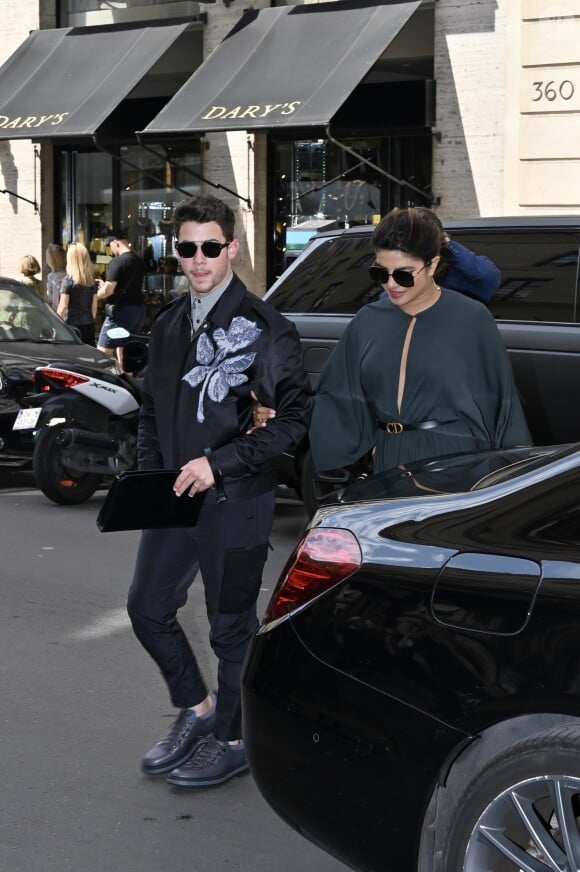 Nick Jonas et sa femme Priyanka Chopra arrivent à l'hôtel Costes après le défilé de mode Haute-Couture automne-hiver 2019/2020 "Christian Dior" à Paris le 1er juillet 2019.