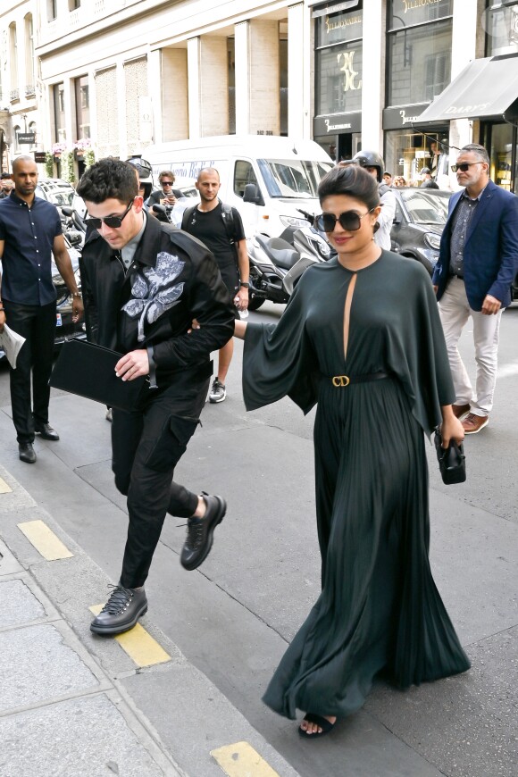 Nick Jonas et sa femme Priyanka Chopra arrivent à l'hôtel Costes après le défilé de mode Haute-Couture automne-hiver 2019/2020 "Christian Dior" à Paris le 1er juillet 2019.
