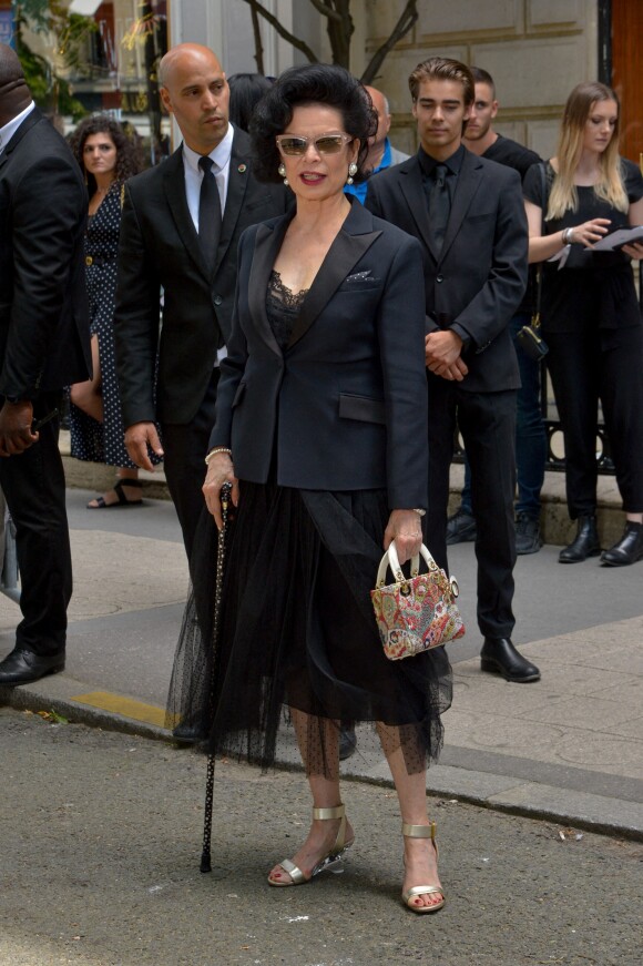 Bianca Jagger (ex-épouse de Mick Jagger) arrive à l'atelier de Christian Dior, au 30, Avenue Montaigne, pour assister au défilé Christian Dior, collection Haute Couture automne-hiver 2019-2020. Paris, le 1er juillet 2019.